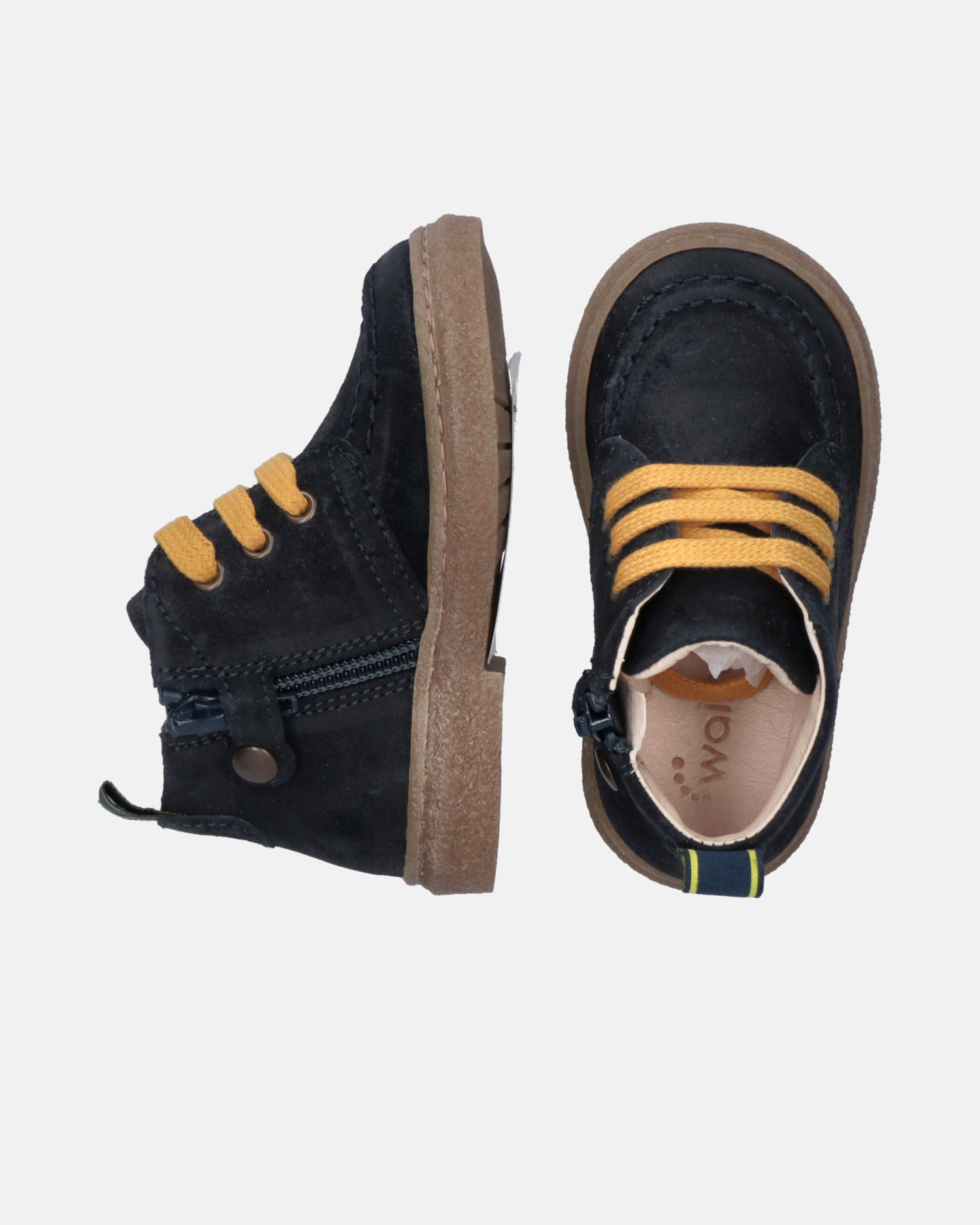 Lace-up ankle boots with contrasting laces